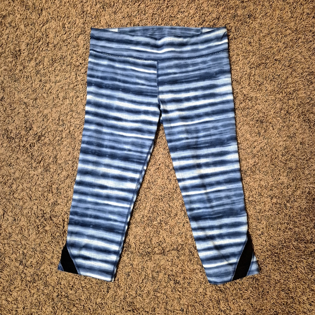Under Armour Tie-Dye Blue And White Capri Leggings Size Large